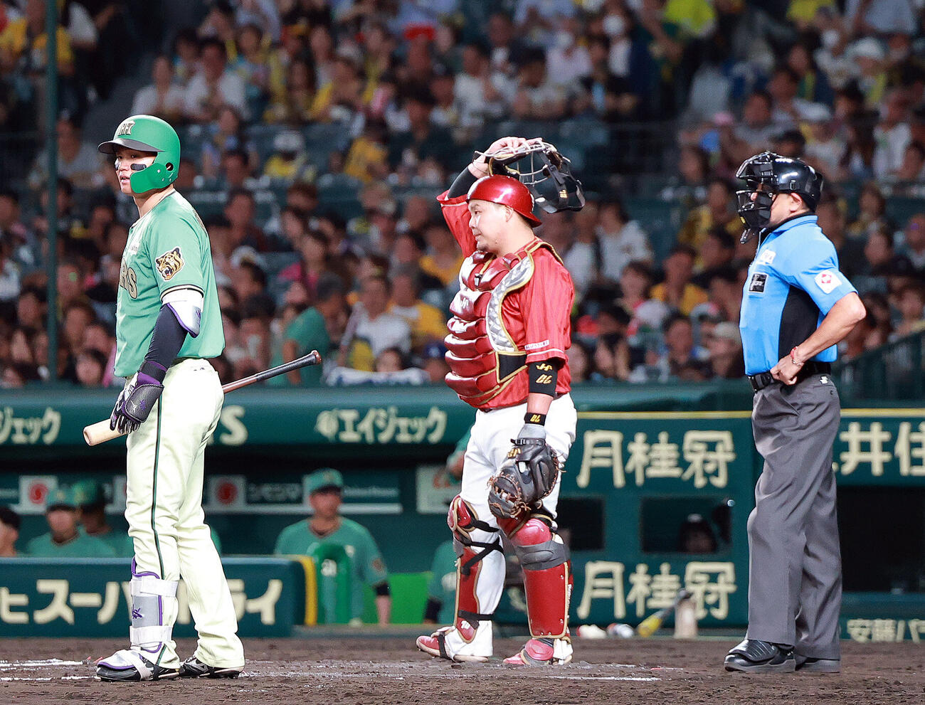 阪神対楽天　6回裏阪神無死一塁、打席に向かう森下翔太。右は真鍋勝已球審（撮影・上山淳一）