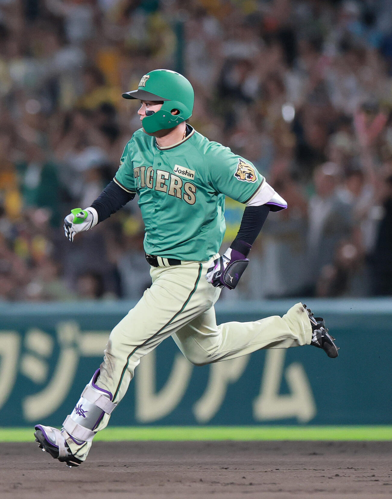 阪神対楽天　7回裏阪神2死二塁、森下翔太は適時二塁打を放ち二塁に向かう（撮影・上山淳一）