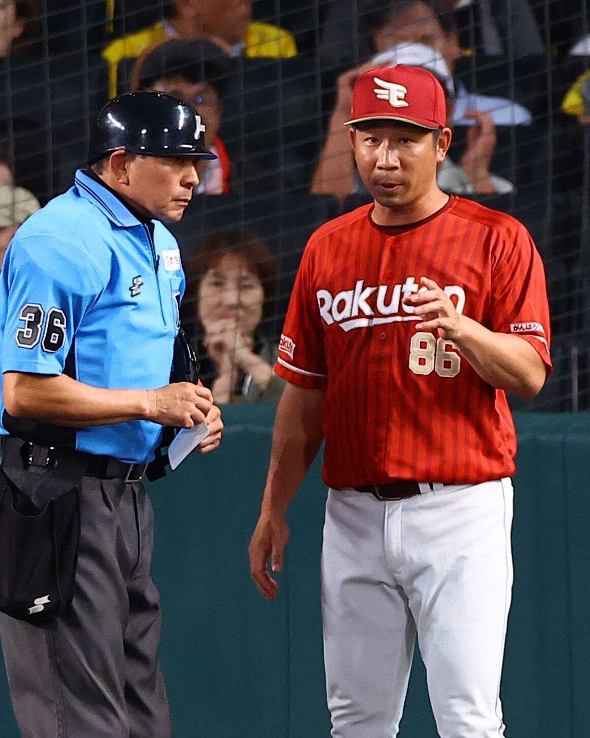 阪神対楽天　選手交代を告げる塩川達也監督代行（撮影・上田博志)　甲子園球場、阪神対楽天3回戦