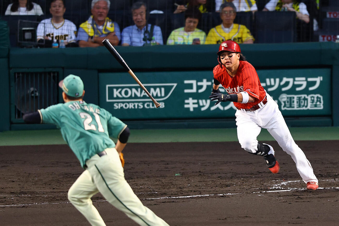 阪神対楽天　5回表楽天1死、黒川史陽は内野安打を放つ（撮影・上田博志)　甲子園球場、阪神対楽天3回戦