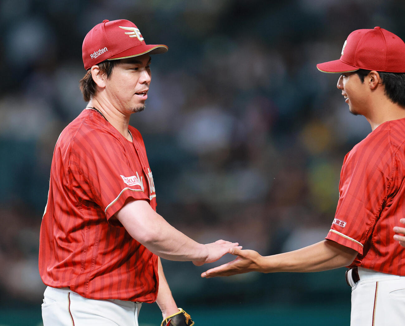阪神対楽天　5回裏を投げ終え、ベンチへ引きあげる楽天前田健太（左）（撮影・上山淳一）