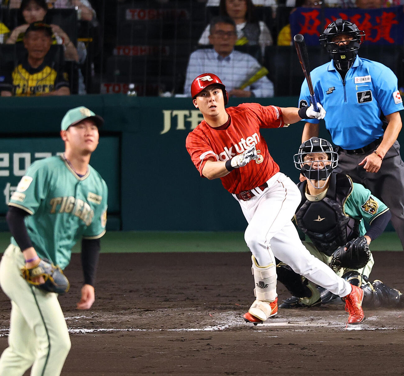阪神対楽天　8回表楽天無死1死一塁、村林一輝は二塁打を放つ（撮影・上田博志)　甲子園球場、阪神対楽天3回戦