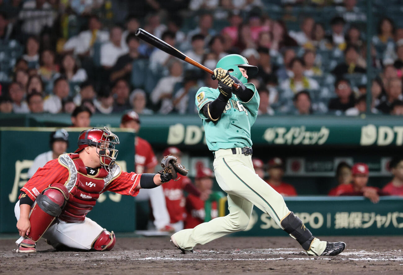 阪神対楽天　7回裏阪神2死二塁、中野拓夢は適時打を放つ（撮影・宮崎幸一）