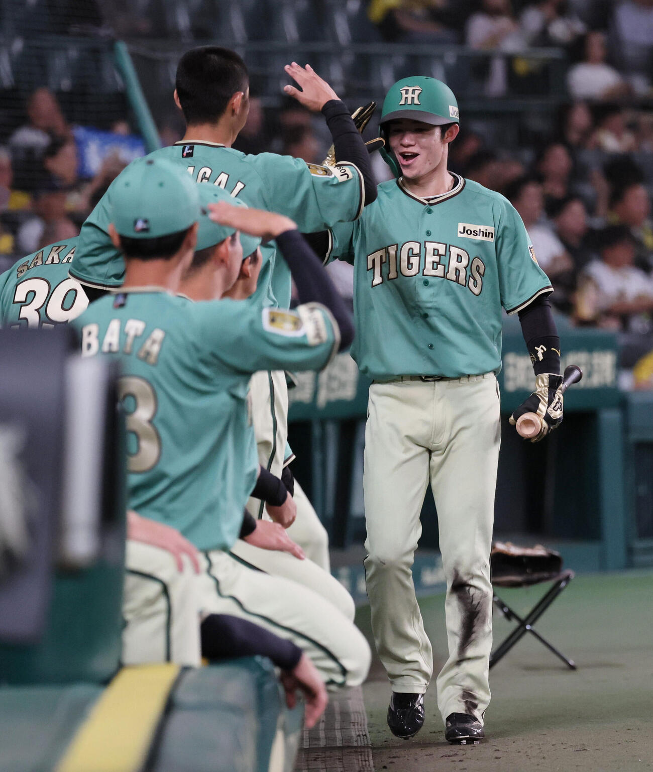 阪神対楽天　7回裏阪神2死二塁、中野拓夢は森下翔太の適時二塁打で生還する（撮影・宮崎幸一）