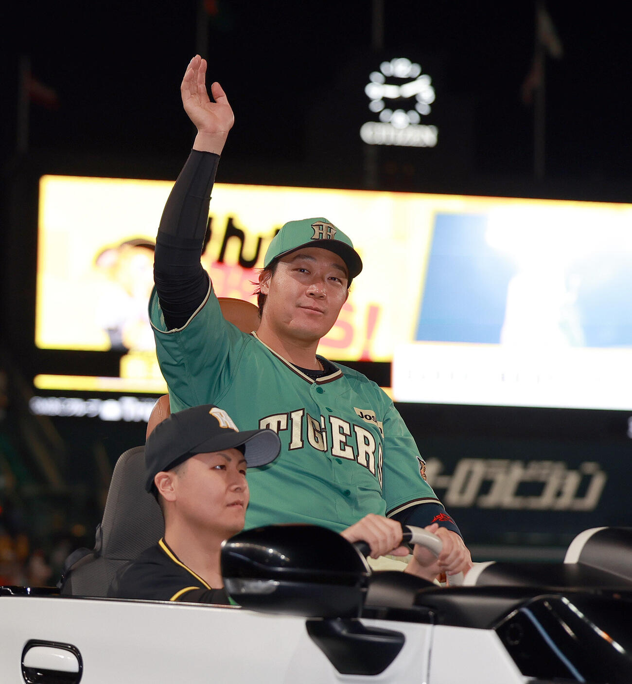 阪神対楽天　楽天に勝利し、ファンの声援に応えるヒーローの阪神大山悠輔（撮影・上山淳一）