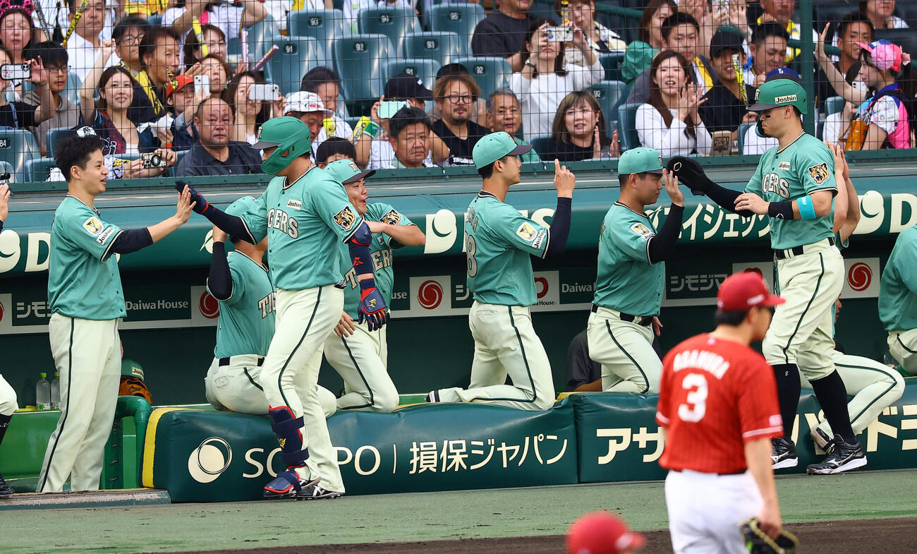 阪神対楽天　2回裏阪神無死一塁、大山悠輔（左から2人目）は先制2点本塁打を放つ（撮影・上田博志)　甲子園球場、阪神対楽天3回戦