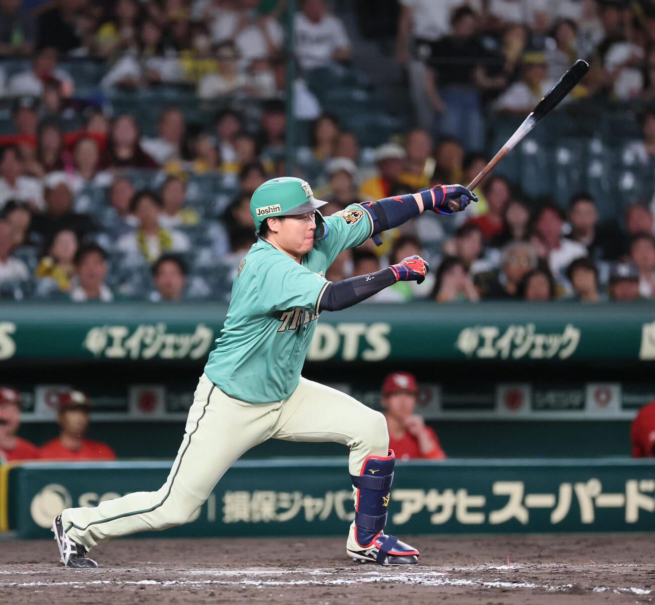 阪神対楽天　8回裏阪神無死、大山悠輔は左前打を放つ（撮影・宮崎幸一）