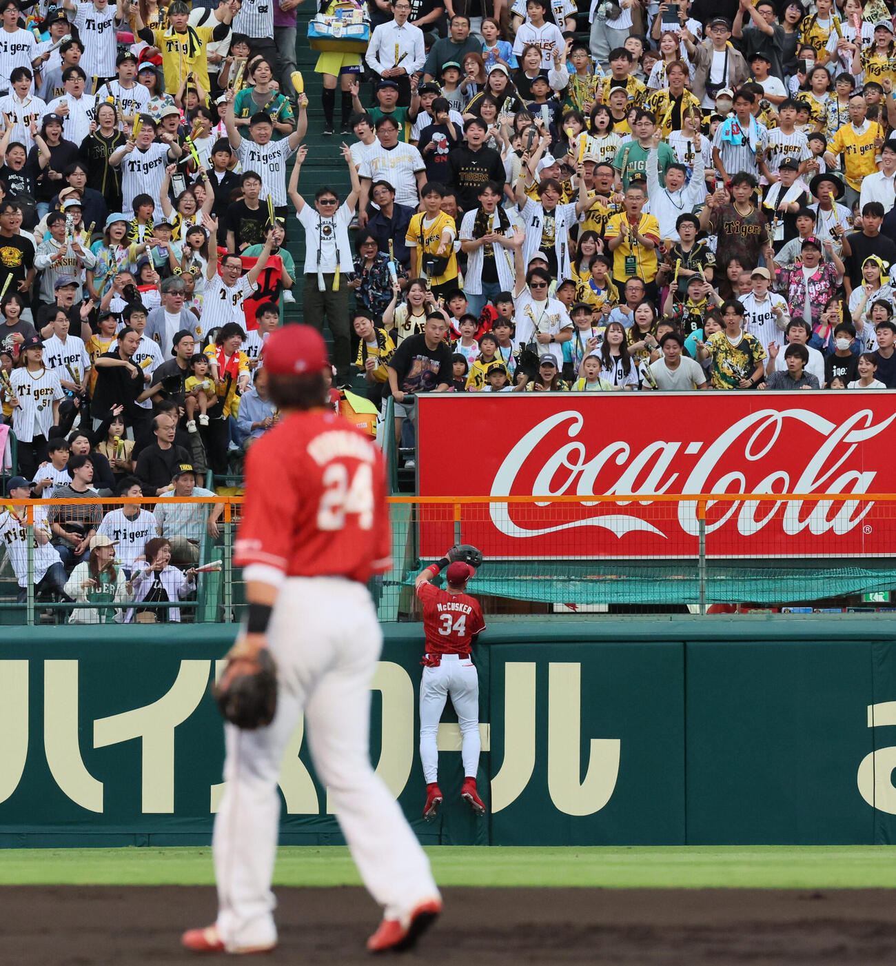 阪神対楽天　2回裏阪神無死一塁、阪神大山悠輔の先制2点本塁打にわく阪神ファン（撮影・宮崎幸一）