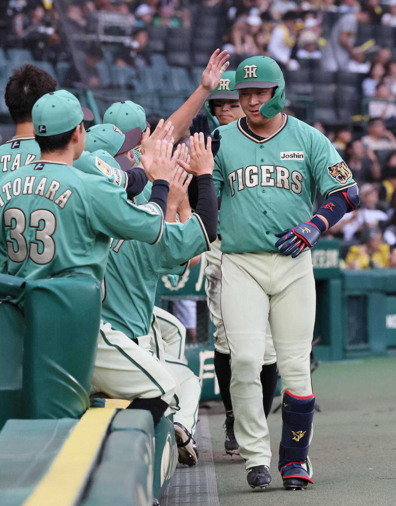 阪神対楽天　2回裏阪神無死一塁、阪神大山悠輔は先制2点本塁打を放ちナインに迎えられる（撮影・宮崎幸一）