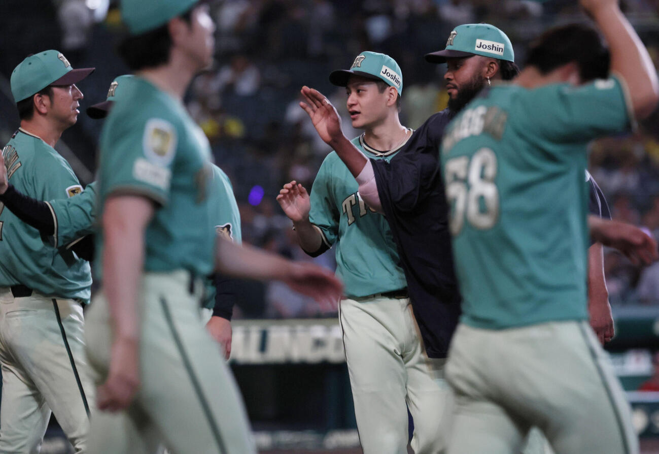 阪神対楽天　勝利投手となった阪神大竹耕太郎（中央）は藤川球児監督（左）らとハイタッチ（撮影・宮崎幸一）