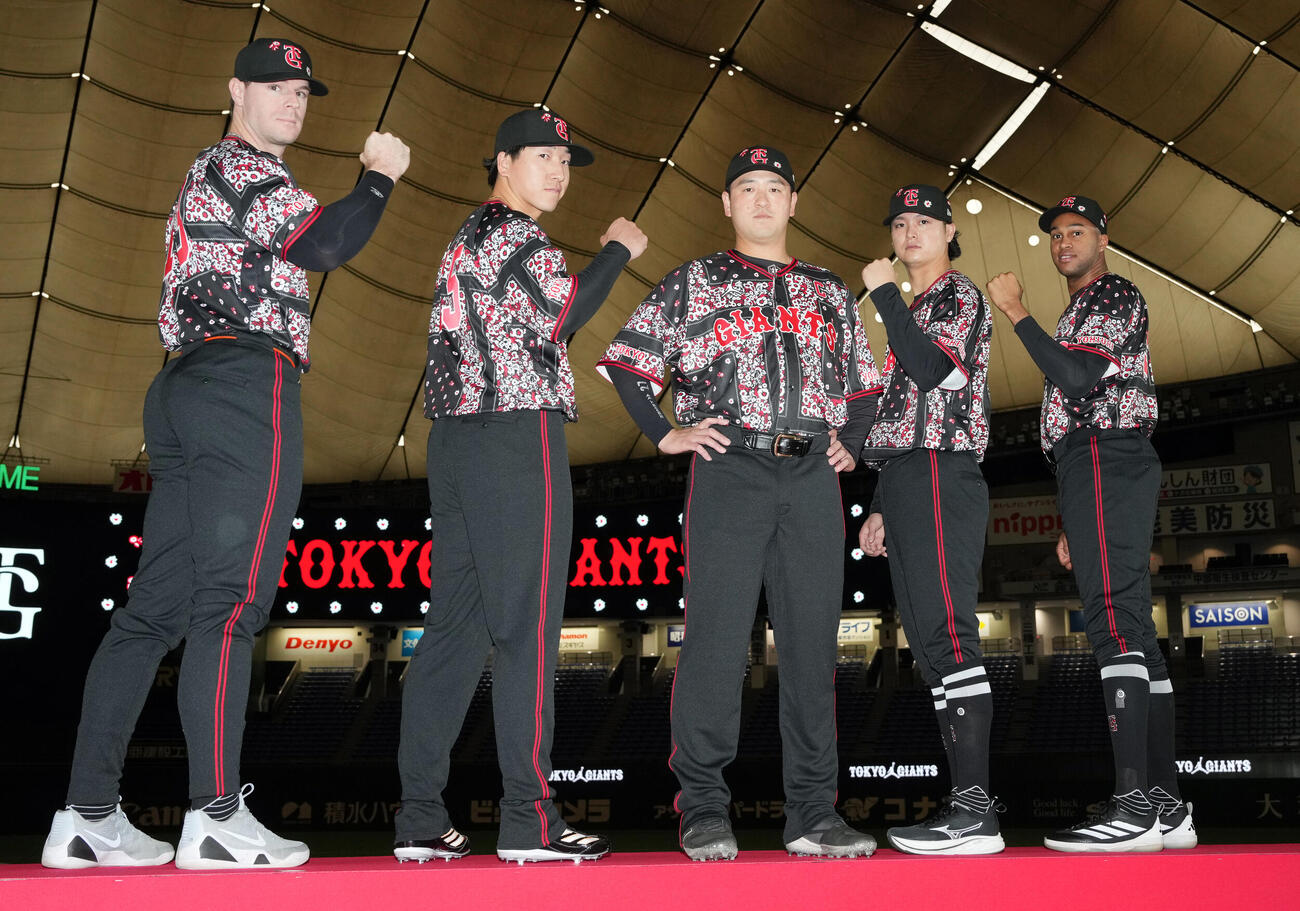 球団企画特別発表会でジョーダンとコラボした新ユニフォームを披露する、左から巨人キャベッジ、大勢、岸田行倫、田中瑛斗、ライデル・マルティネス（撮影・小島史椰）