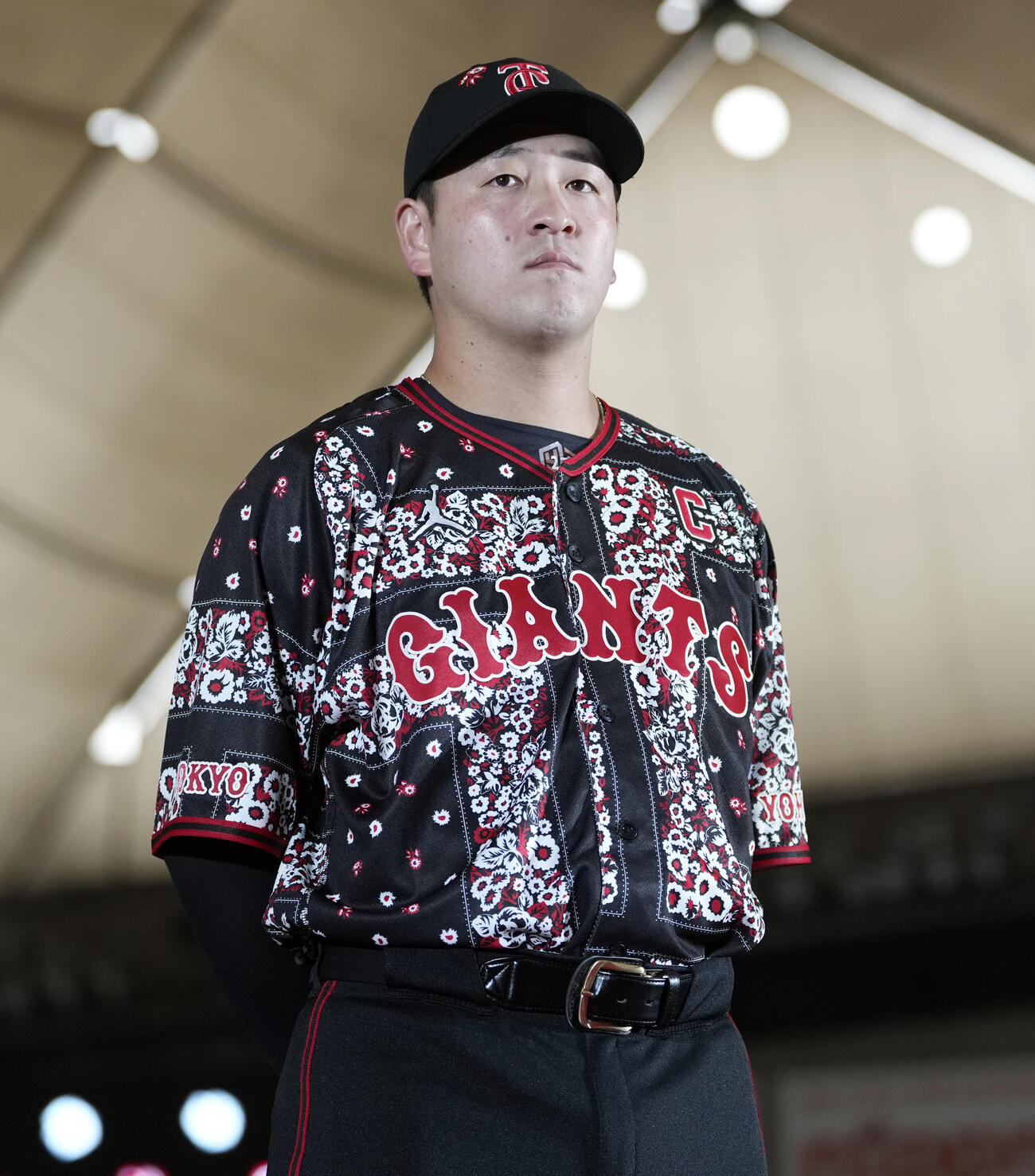球団企画特別発表会でジョーダンとコラボした新ユニフォームを披露する巨人岸田行倫（撮影・小島史椰）