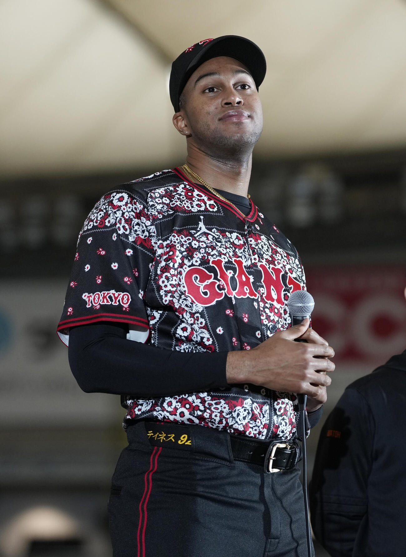 球団企画特別発表会でジョーダンとコラボした新ユニフォームを披露する巨人ライデル・マルティネス（撮影・小島史椰）