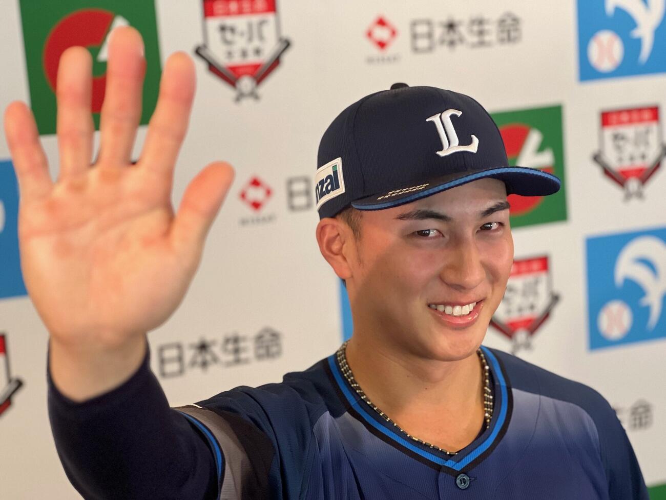 交流戦MVPに決まり「マーベラス」ポーズをする西武長谷川（撮影・金子真仁）