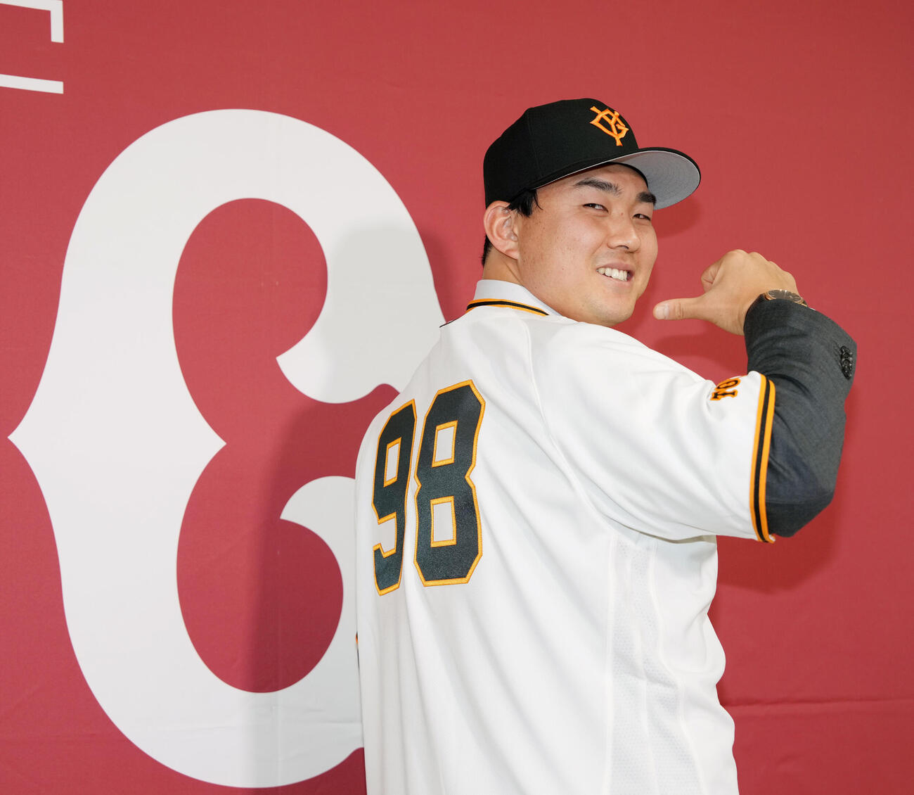 巨人入団会見でポーズを決める小笠原慎之介（撮影・小島史椰）