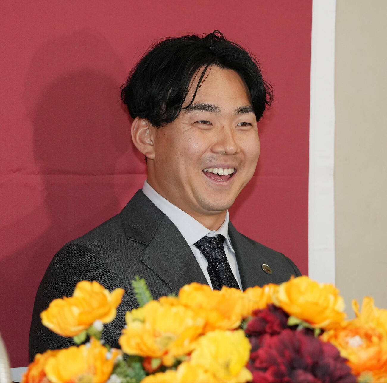 巨人入団会見で笑顔を見せる小笠原慎之介（撮影・小島史椰）