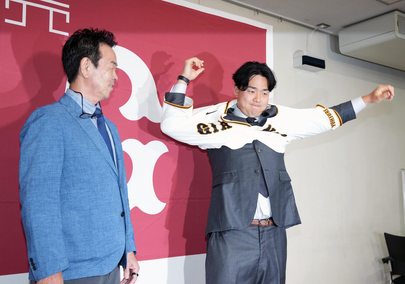 巨人入団会見でユニフォームを着る小笠原慎之介（撮影・小島史椰）