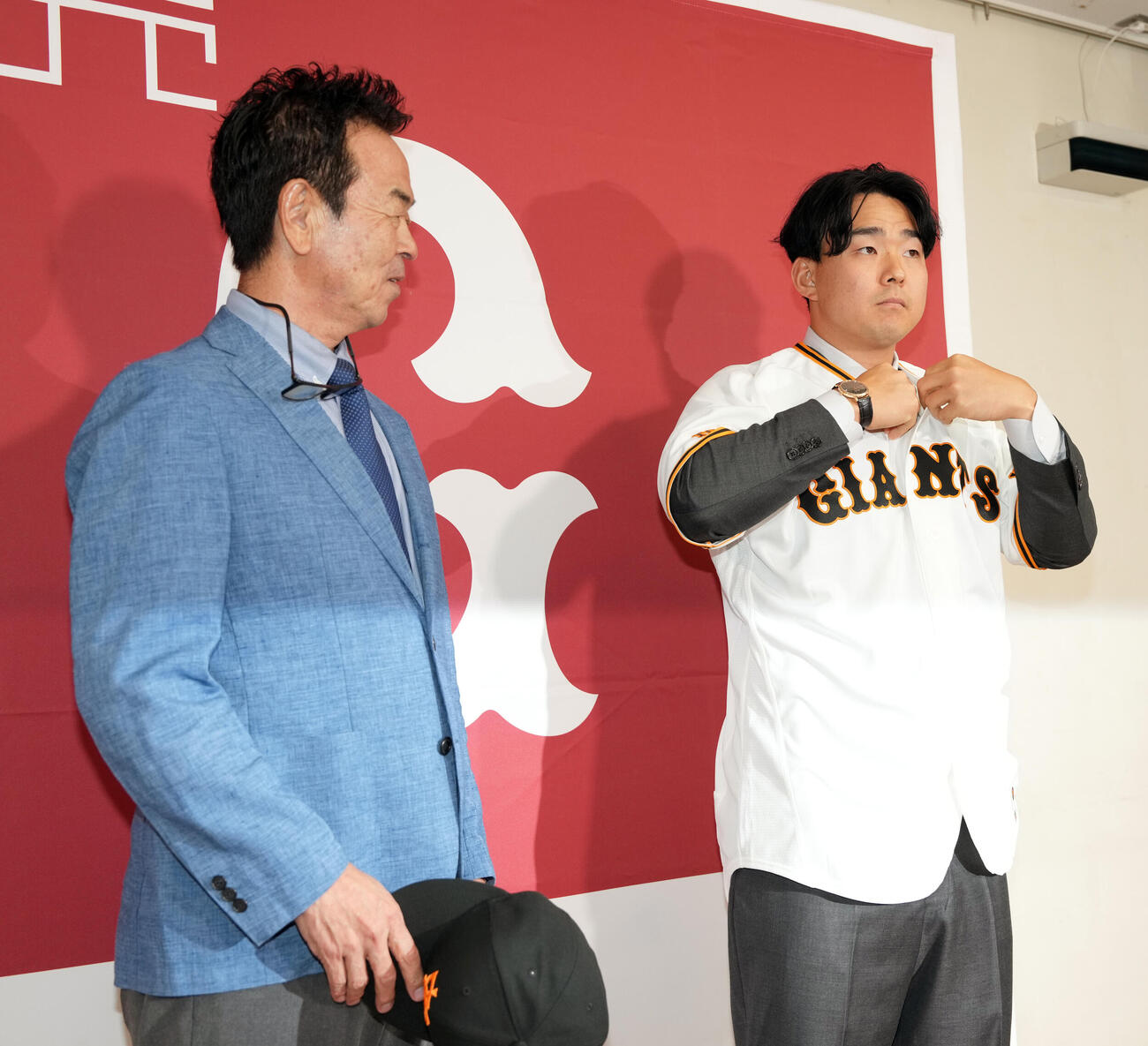 巨人入団会見でユニフォームを着る小笠原慎之介（撮影・小島史椰）
