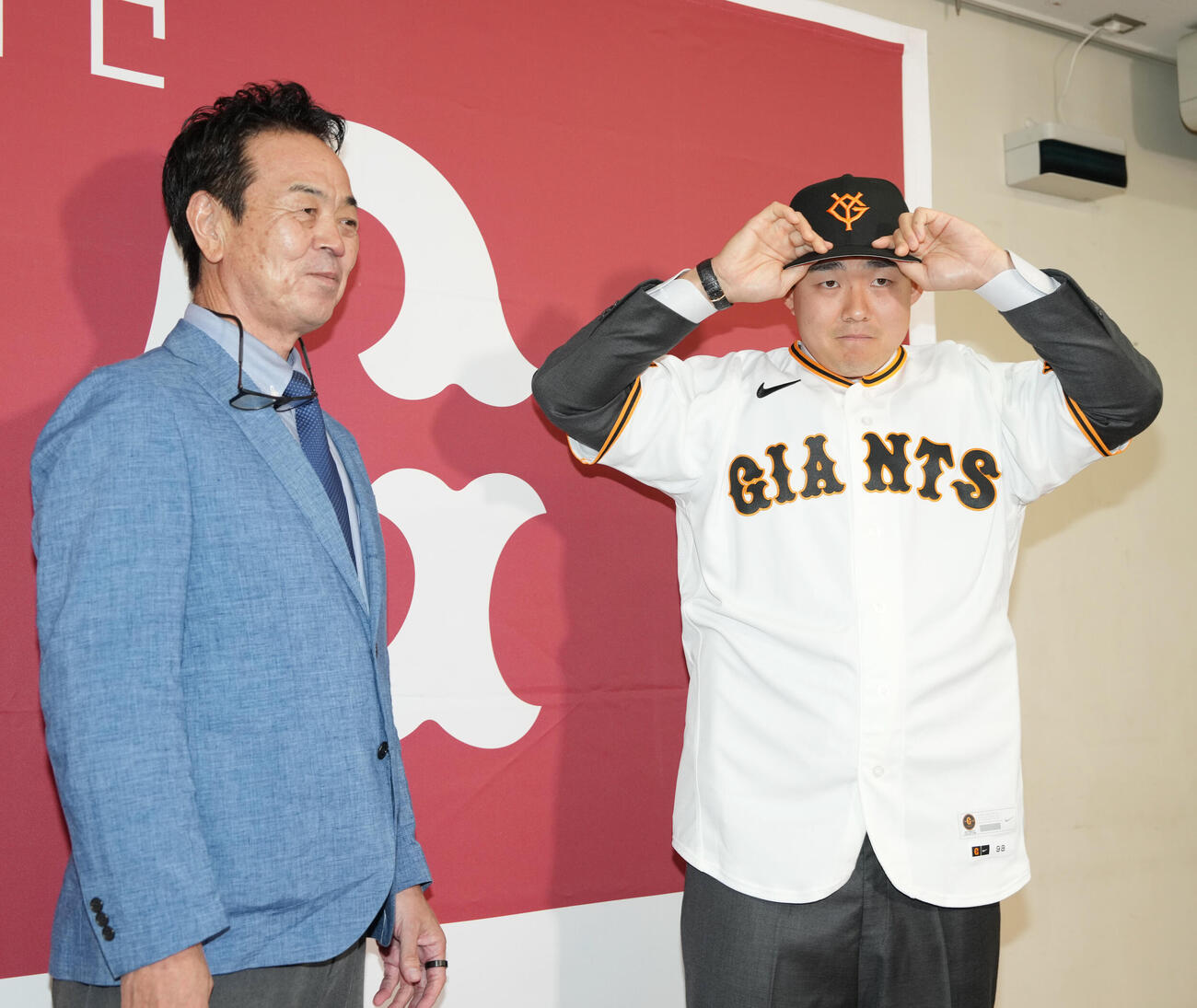 巨人入団会見でユニフォームを着る小笠原慎之介（撮影・小島史椰）