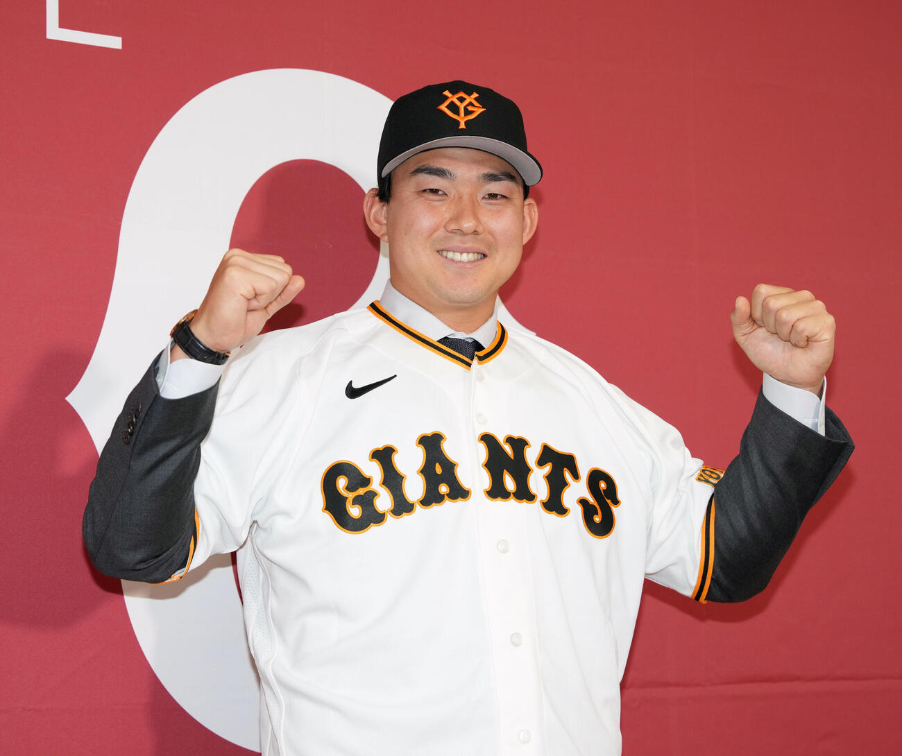 巨人入団会見でポーズを決める小笠原慎之介（撮影・小島史椰）
