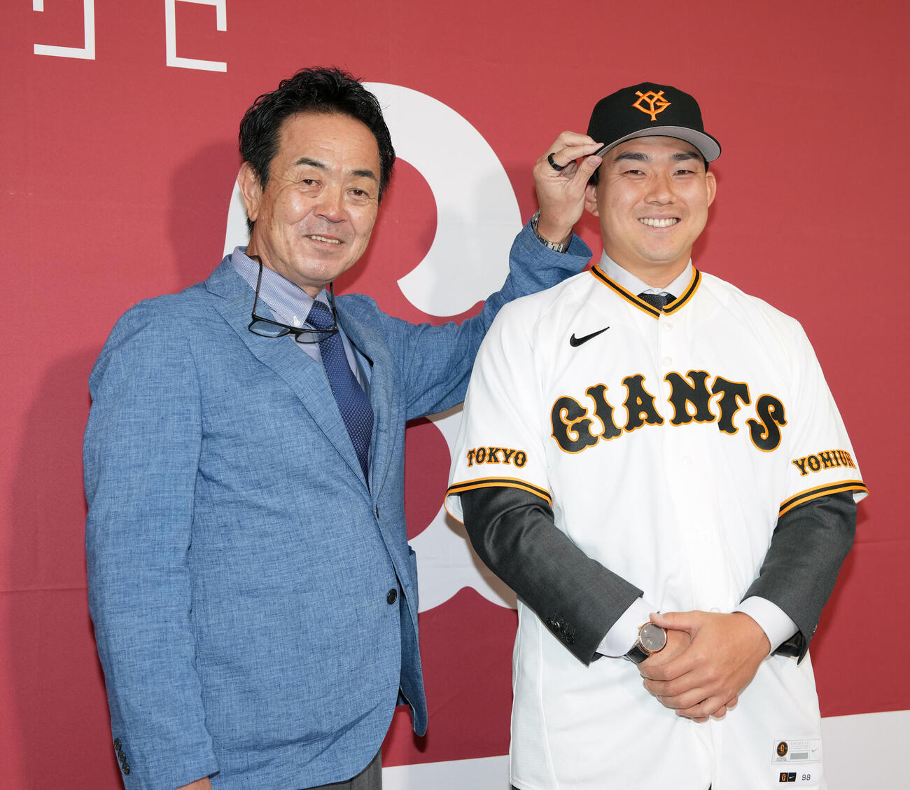 巨人入団会見で笑顔で写真に納まる小笠原慎之介（右）と水野雄仁編成本部長（撮影・小島史椰）