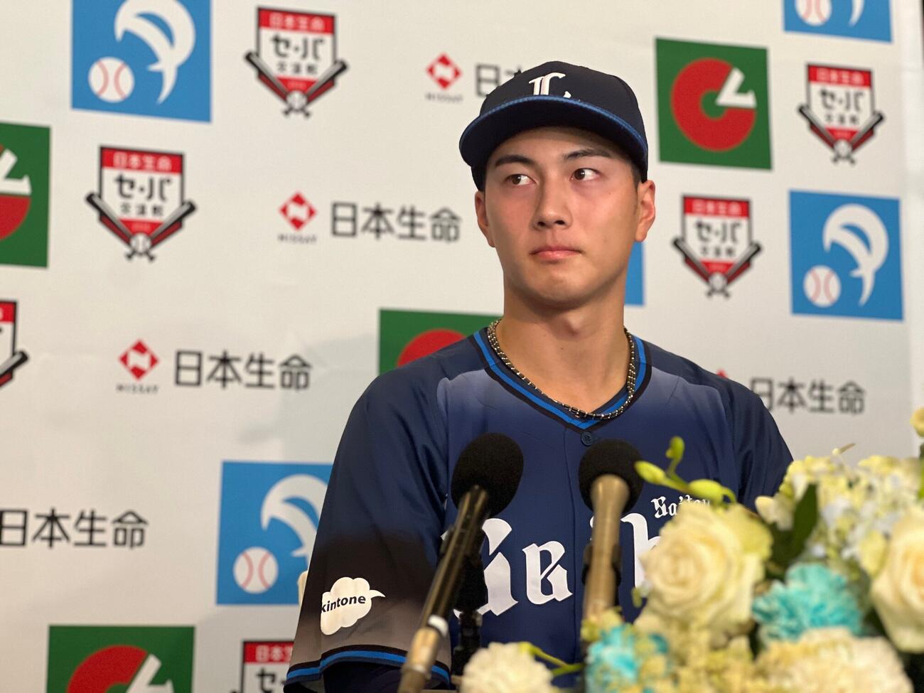 交流戦MVP会見に臨んだ西武長谷川（撮影・金子真仁）
