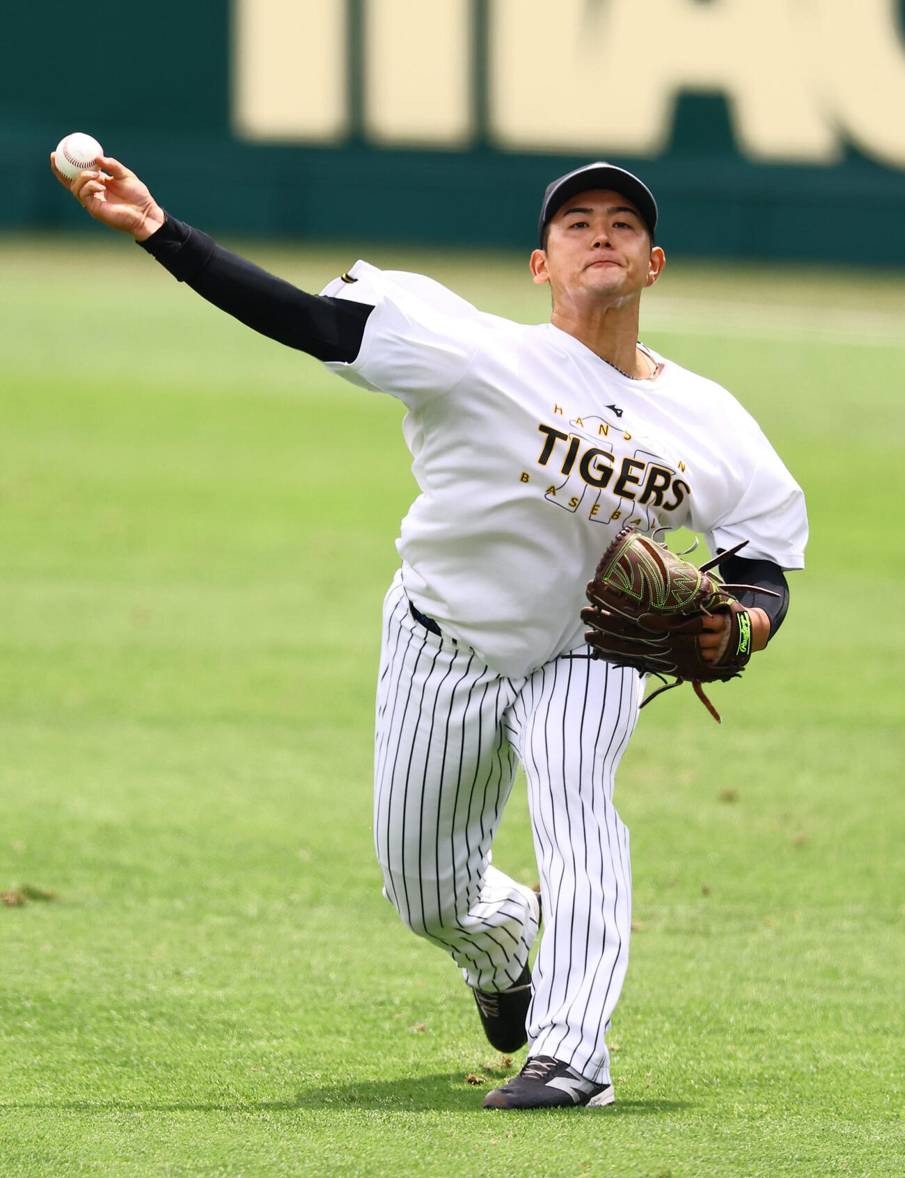 キャッチボールをする岡留英貴（撮影・上田博志)　