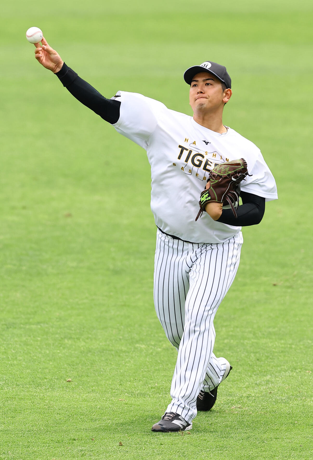 キャッチボールをする岡留英貴（撮影・上田博志)　