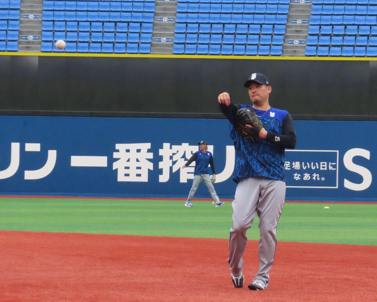 DeNA1軍全体練習でノックを受ける筒香嘉智