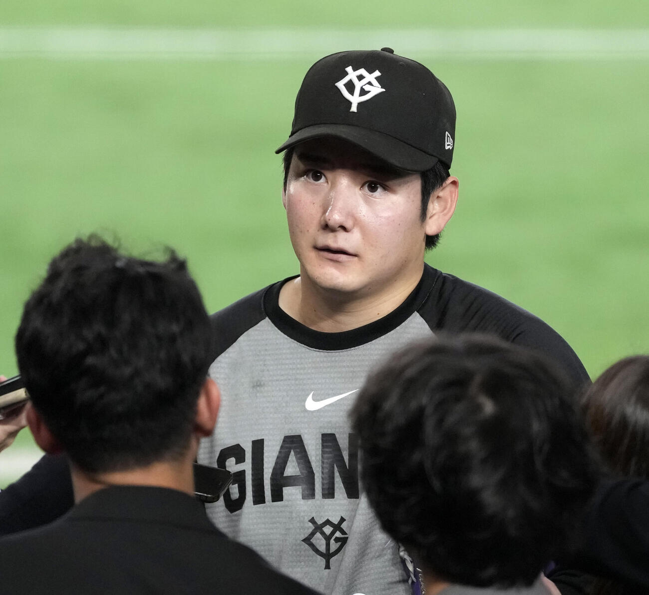 全体練習後、囲み取材に応じる巨人竹丸和幸（撮影・小島史椰）
