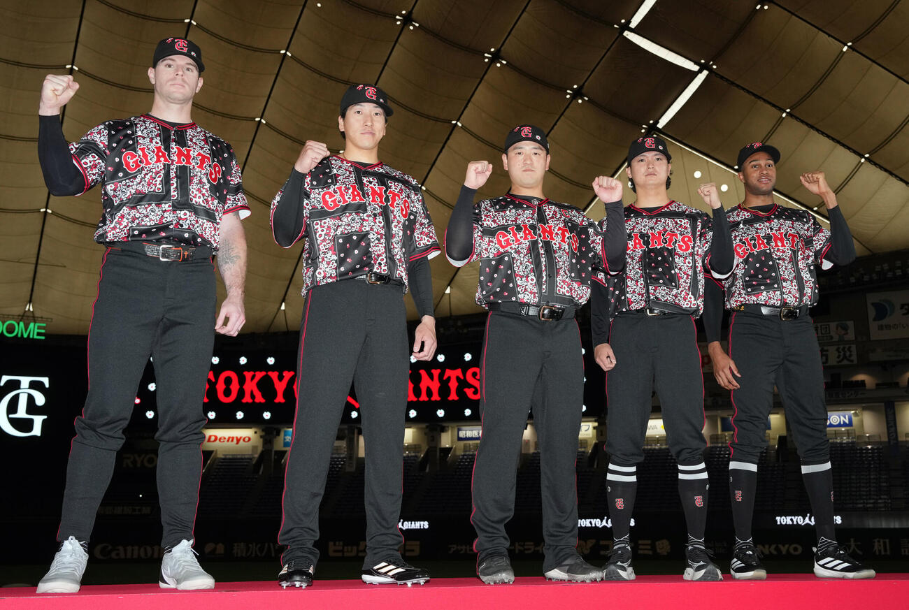 球団企画特別発表会でジョーダンとコラボした新ユニフォームを披露する、左からキャベッジ、大勢、岸田行倫、田中瑛斗、ライデル・マルティネス（撮影・小島史椰）