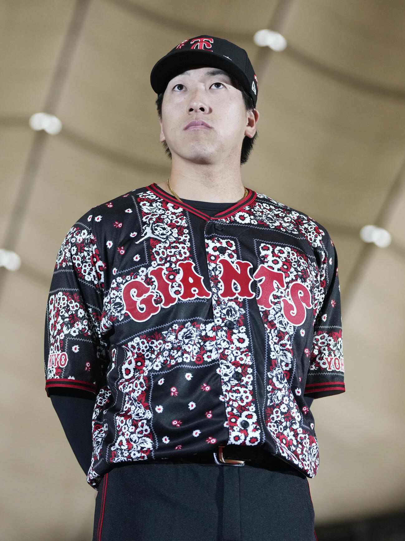 球団企画特別発表会でジョーダンとコラボした新ユニフォームを披露する巨人大勢（撮影・小島史椰）