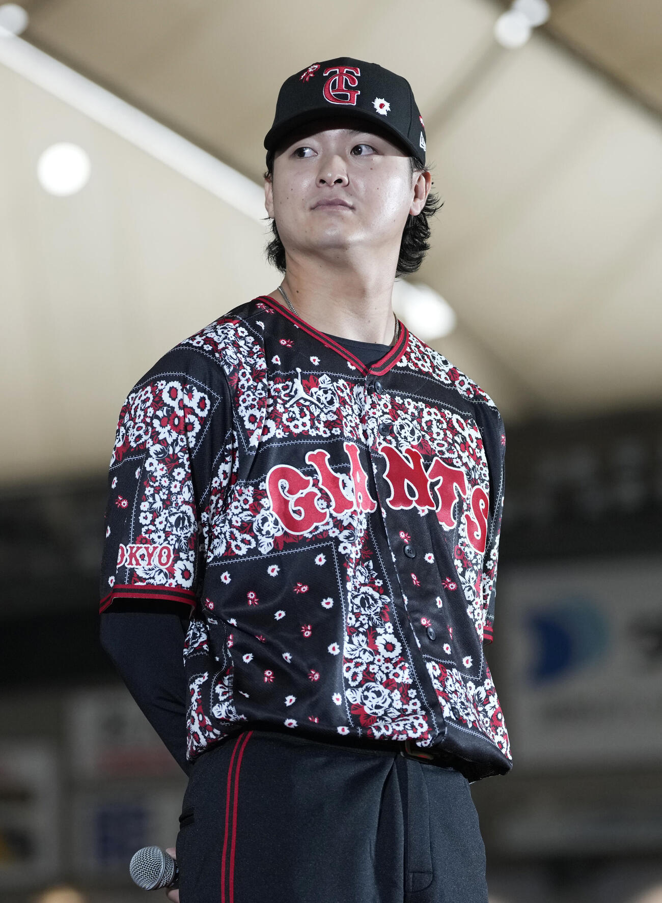 球団企画特別発表会でジョーダンとコラボした新ユニフォームを披露する巨人田中瑛斗（撮影・小島史椰）　