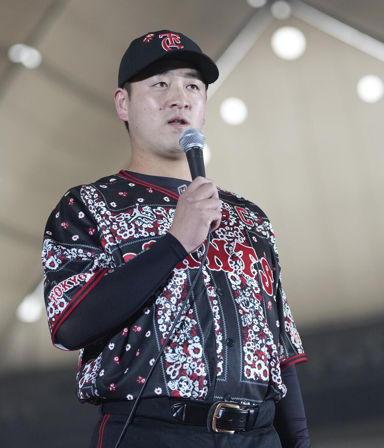 球団企画特別発表会でジョーダンとコラボした新ユニフォームを披露する巨人岸田行倫（撮影・小島史椰）