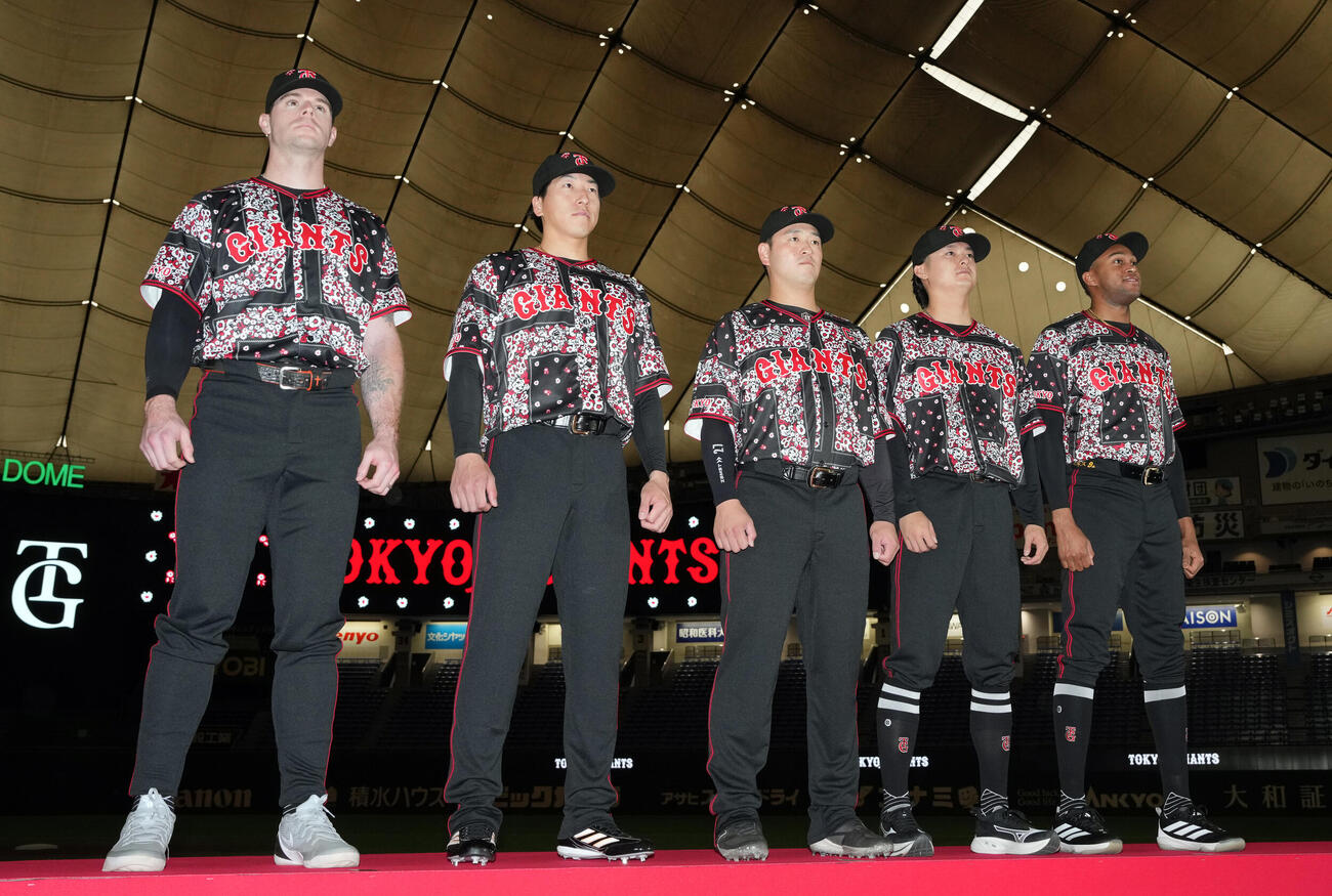 球団企画特別発表会でジョーダンとコラボした新ユニフォームを披露する、左から巨人キャベッジ、大勢、岸田行倫、田中瑛斗、ライデル・マルティネス（撮影・小島史椰）　♯2026年6月18日、東京ドーム、球団企画特別発表会