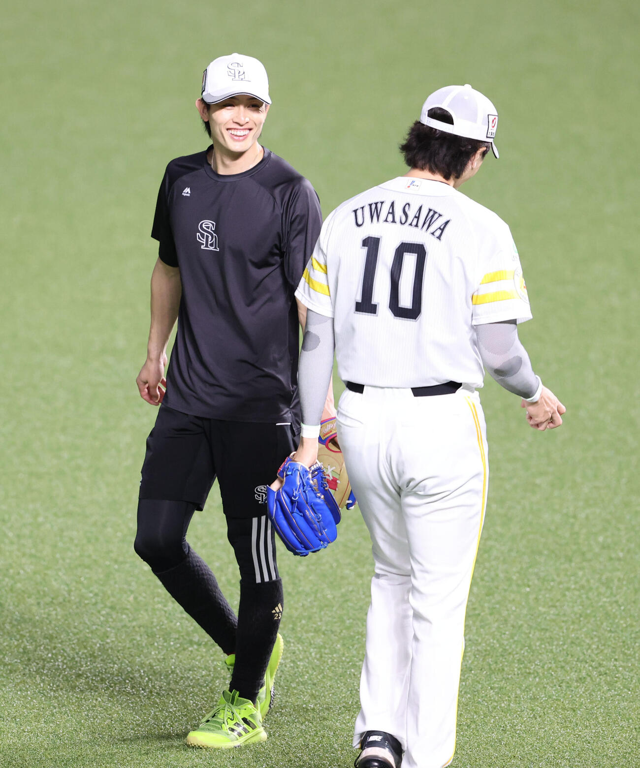 上沢直之と笑顔で言葉を交わすソフトバンク周東佑京（撮影・梅根麻紀）