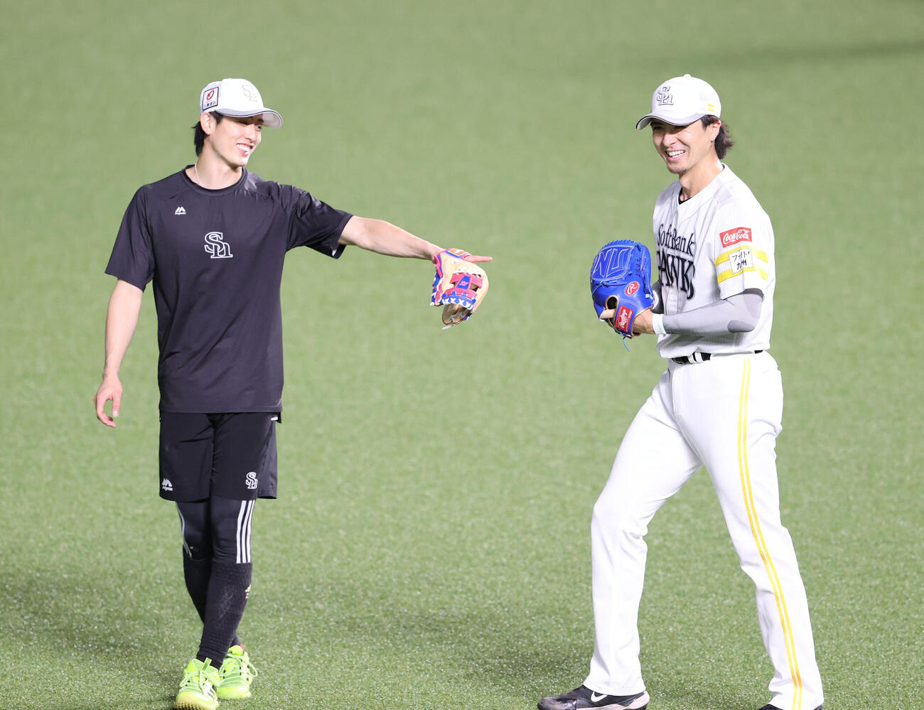 上沢直之と笑顔で話しをするソフトバンク周東佑京、右は上沢直之（撮影・梅根麻紀）