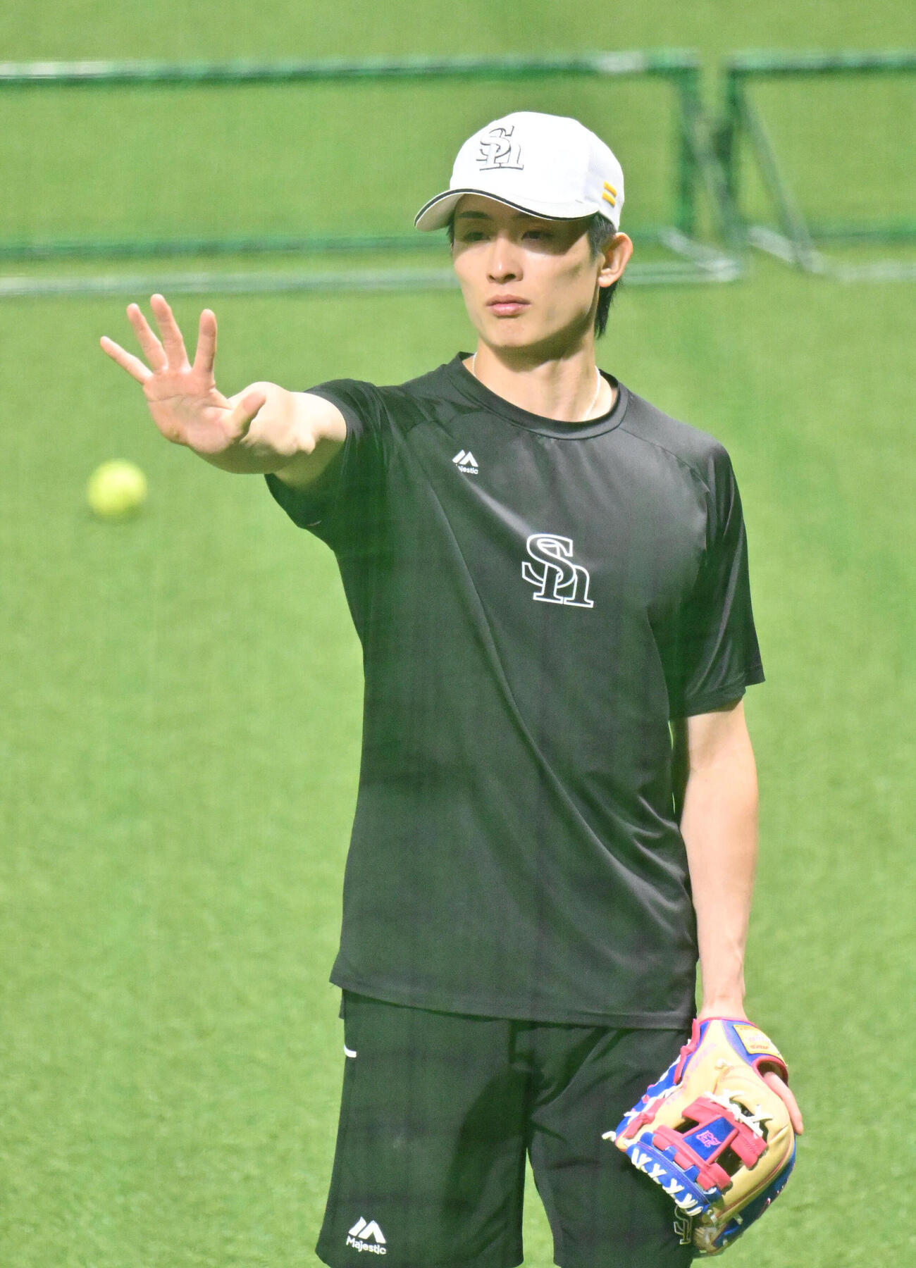 練習を行う周東佑京（撮影・林敢治）