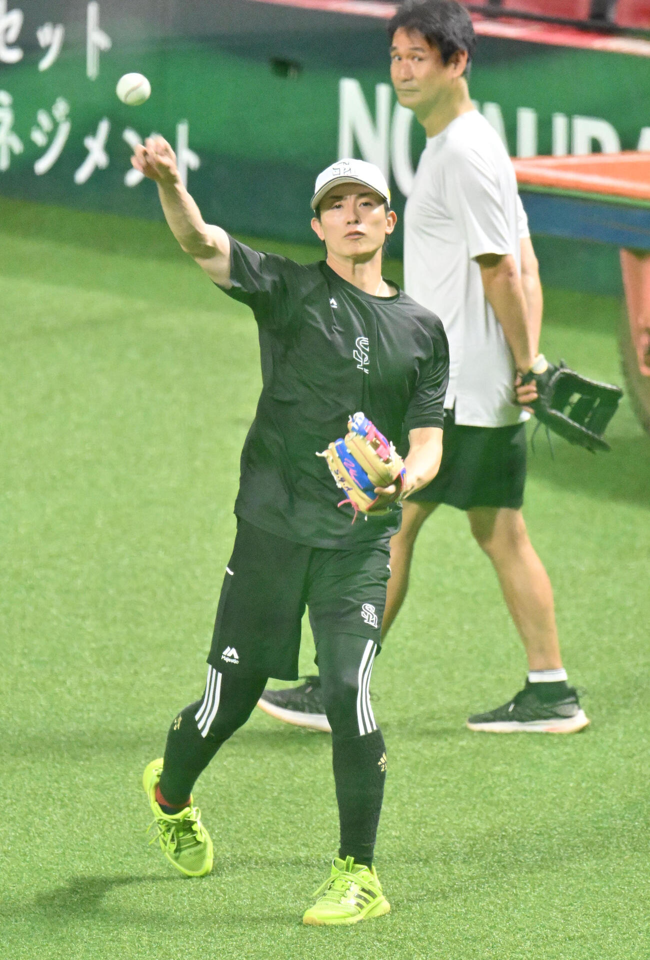 練習を行う周東佑京（撮影・林敢治）