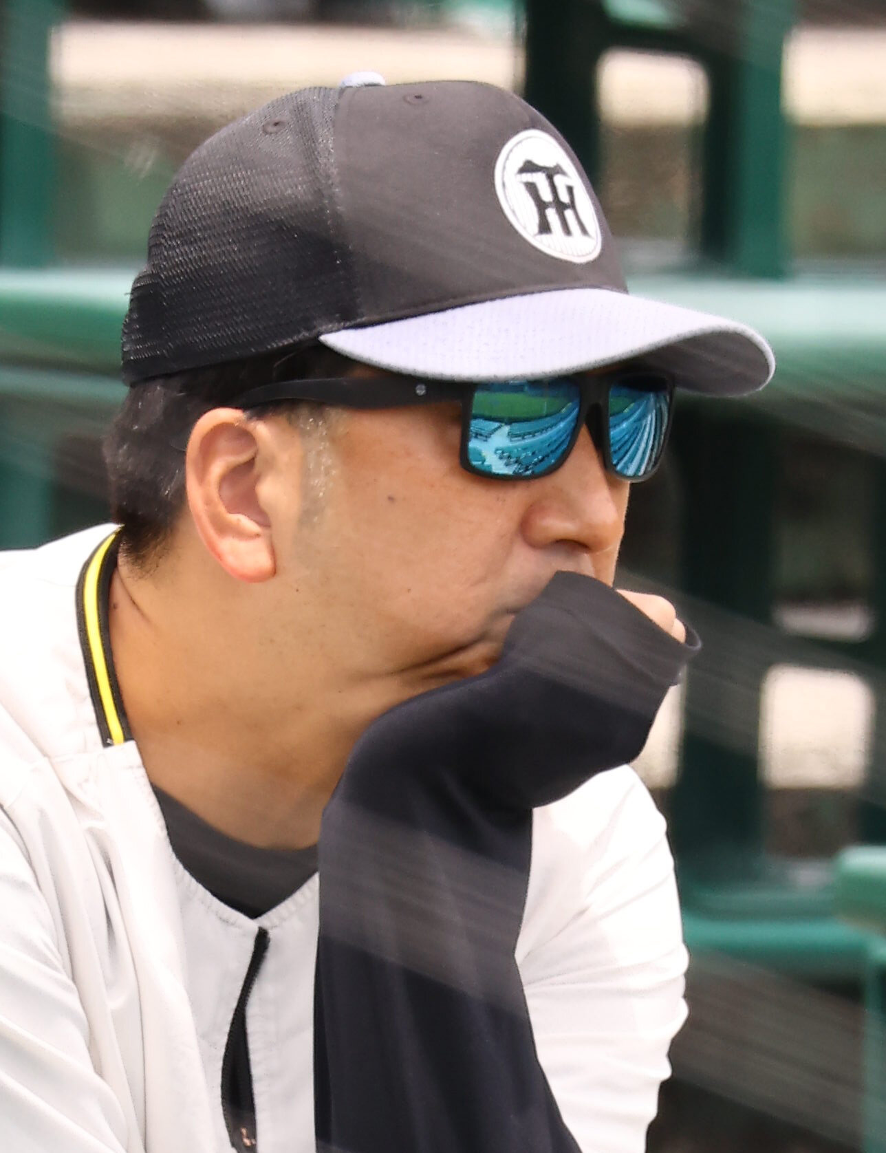 練習を見守る阪神藤川球児監督（撮影・上田博志)　