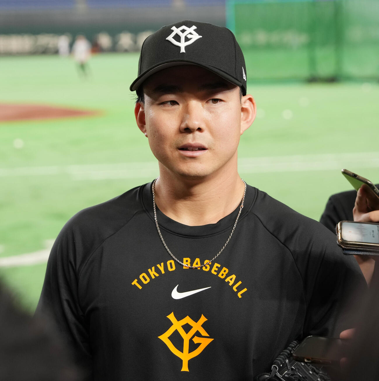 全体練習後、囲み取材に応じる巨人小笠原慎之介（撮影・小島史椰）