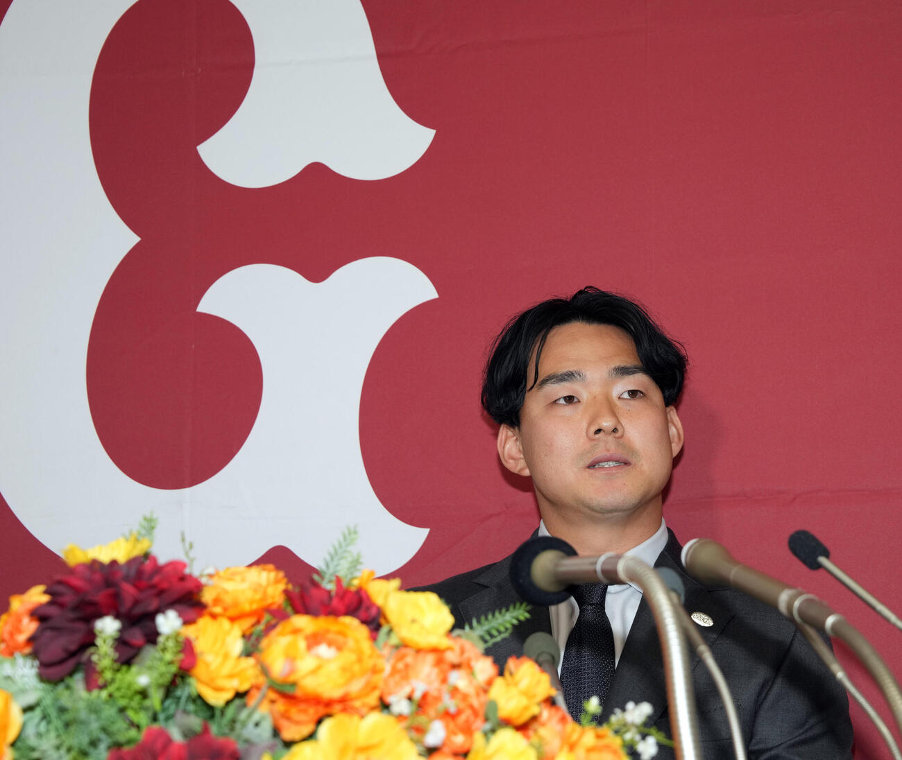 巨人入団会見に臨む小笠原慎之介（撮影・小島史椰）　