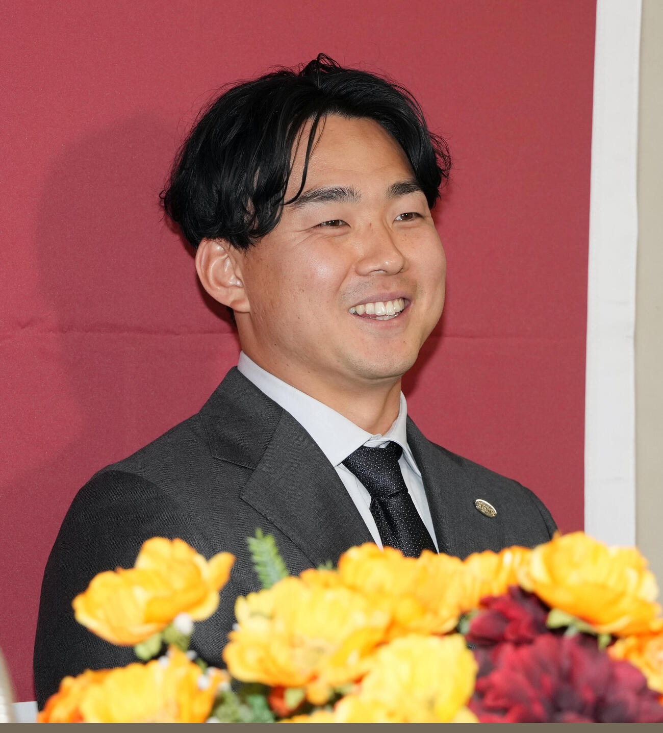 巨人入団会見で笑顔を見せる小笠原慎之介（撮影・小島史椰）