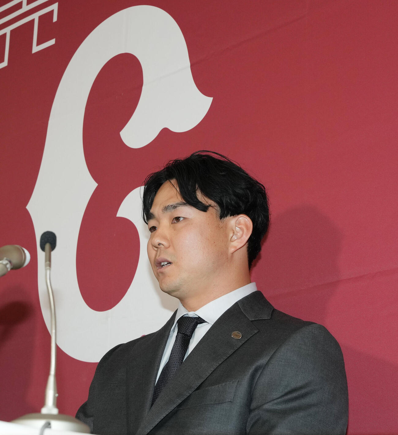 巨人入団会見に臨む小笠原慎之介（撮影・小島史椰）　