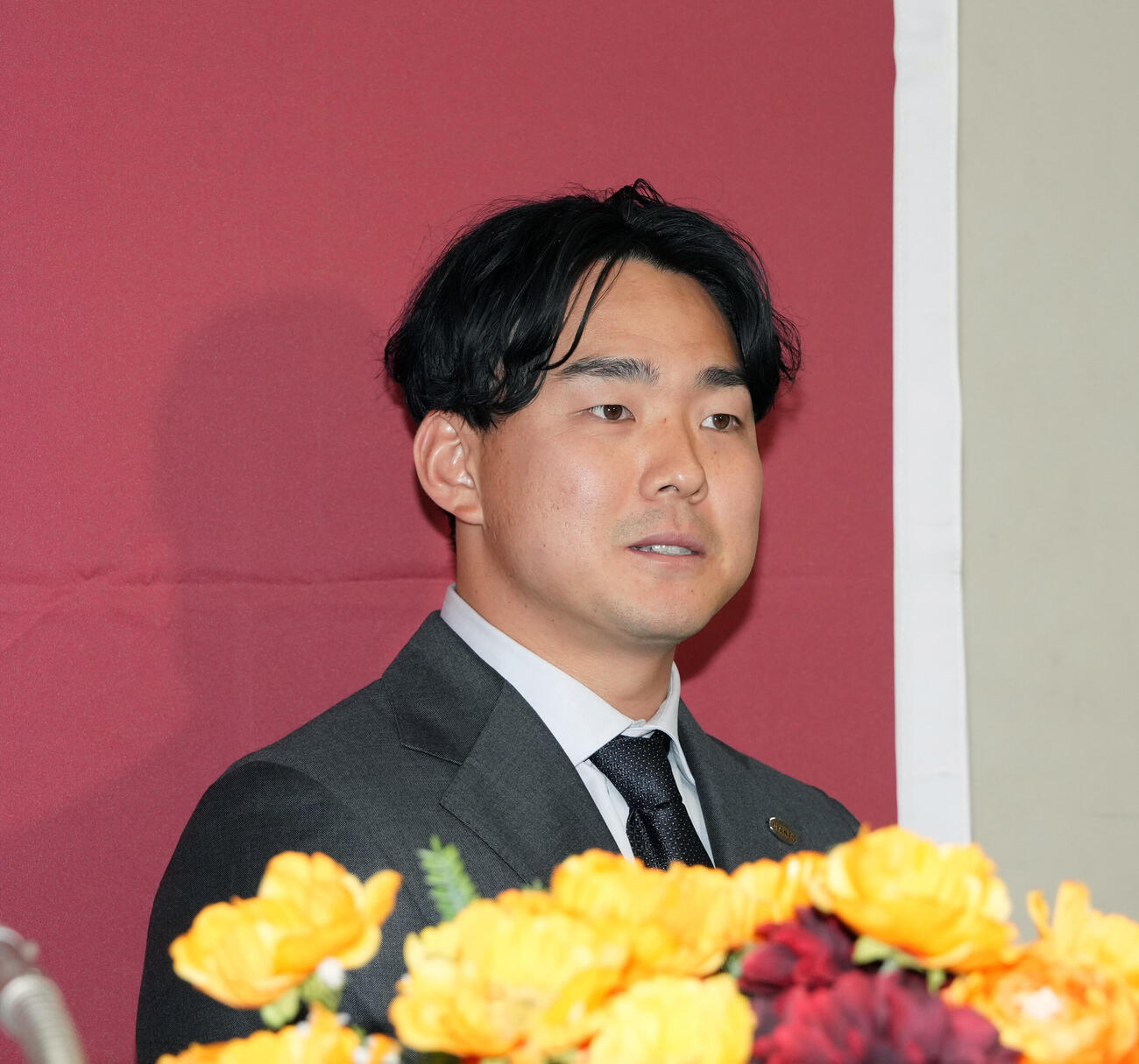 巨人入団会見に臨む小笠原慎之介（撮影・小島史椰）　