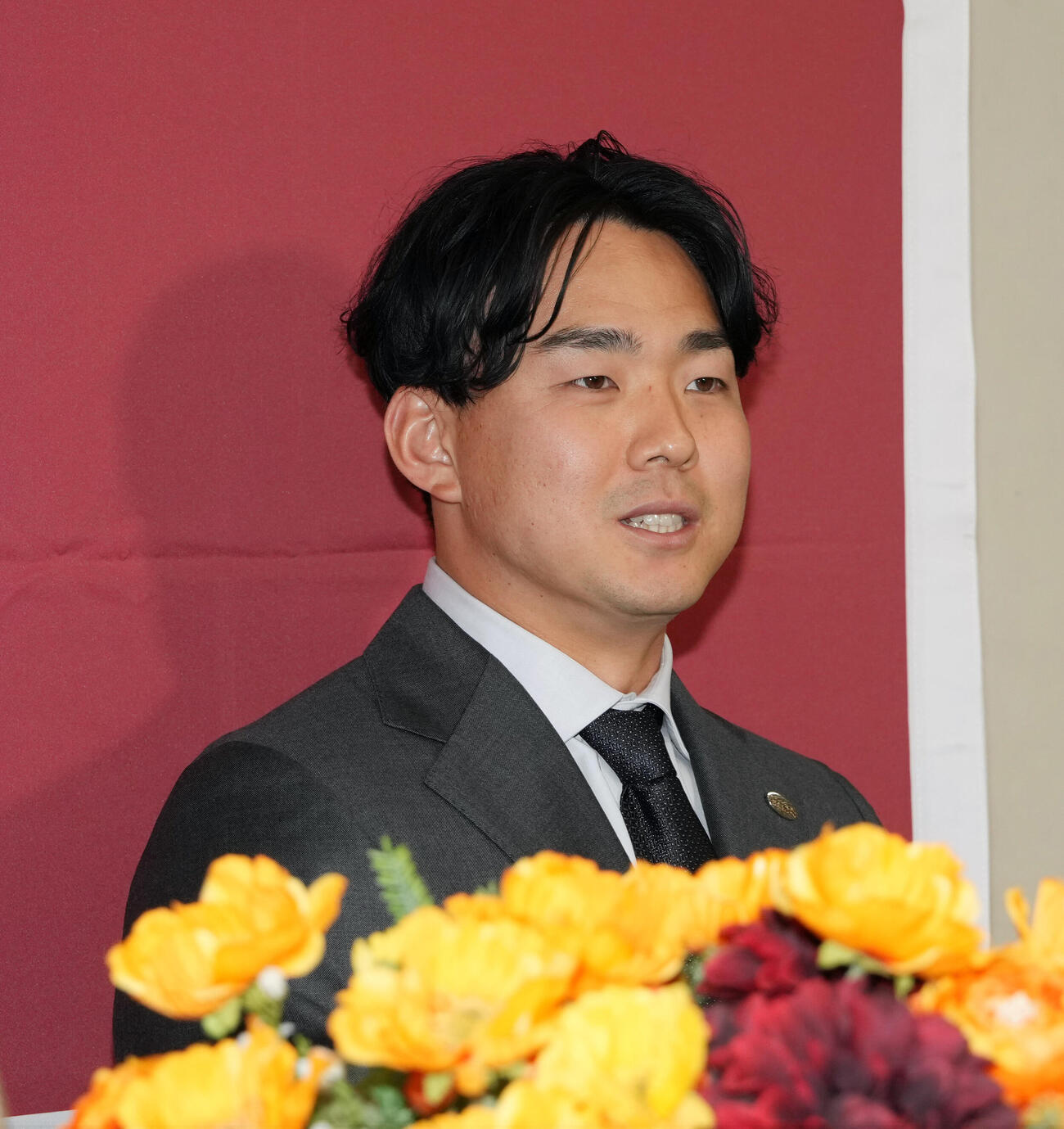 巨人入団会見で笑顔を見せる小笠原慎之介（撮影・小島史椰）