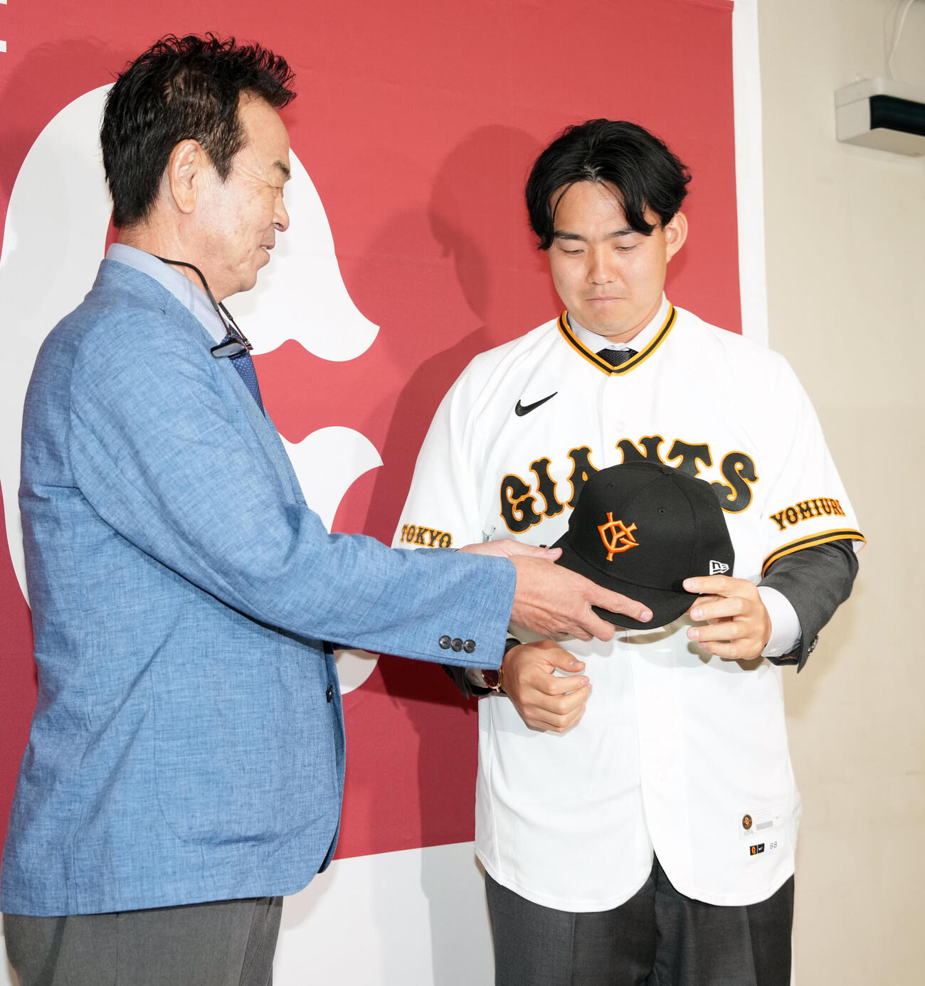 巨人入団会見でユニフォームを着る小笠原慎之介（撮影・小島史椰）