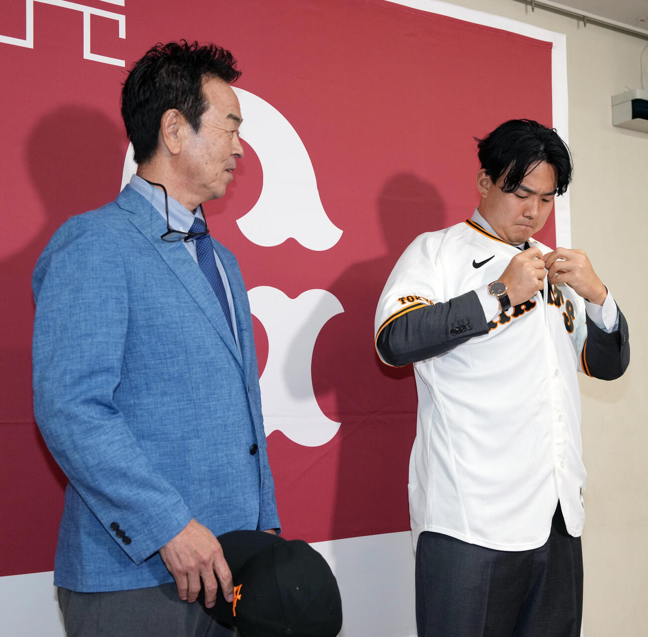 巨人入団会見でユニフォームを着る小笠原慎之介（撮影・小島史椰）