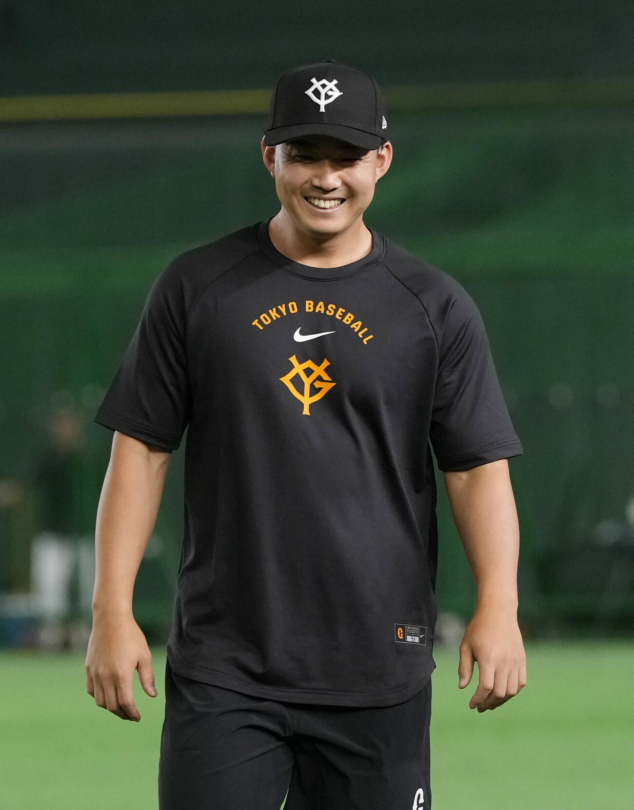 ウオーミングアップで笑顔を見せる巨人小笠原慎之介（撮影・小島史椰）