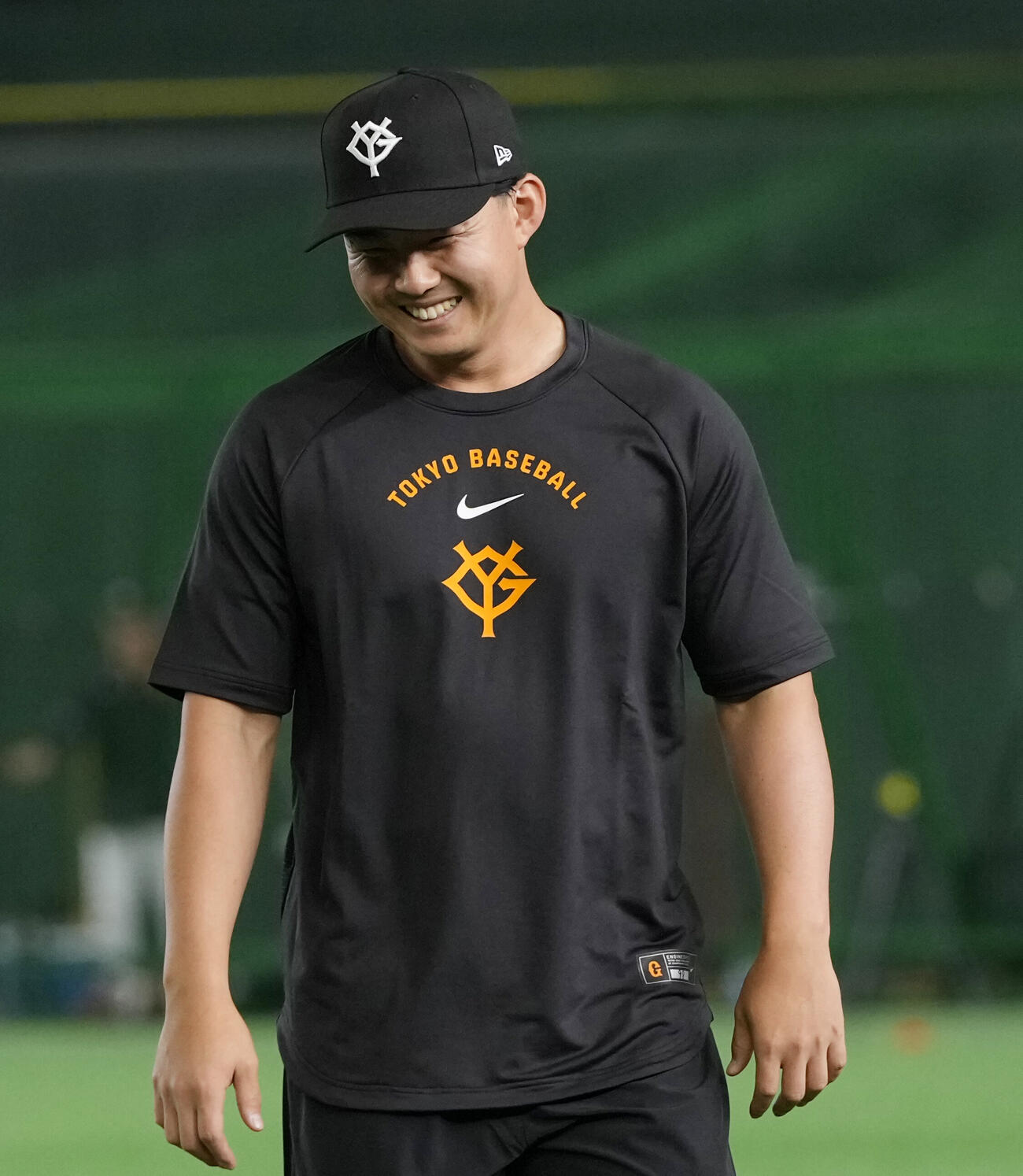 ウオーミングアップで笑顔を見せる巨人小笠原慎之介（撮影・小島史椰）